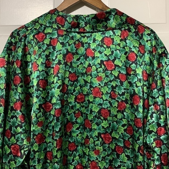Vanity Fair rose pattern red and green robe. - Picture 7 of 7